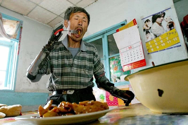  Китайский крестьянин сделал себе бионические руки